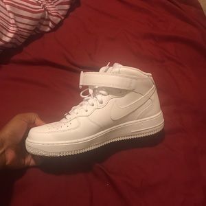 Mid Air Force 1’s size 8 in MEN